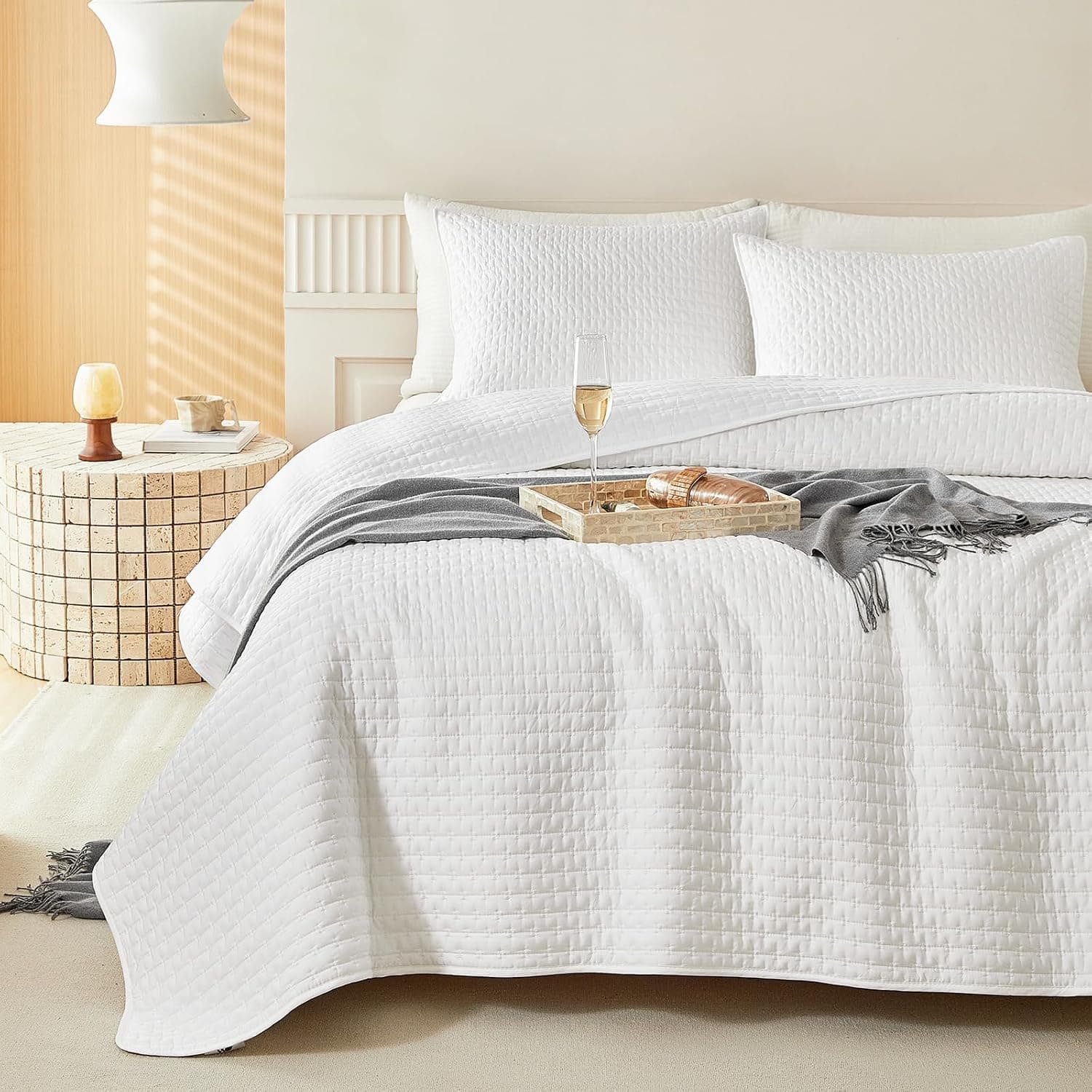 WARMDERN White Quilt Sets King Size, Cooling Summer Quilt for Hot Sleeper, Soft Lightweight Bedding Bedspread Coverlets for All Seasons (White, King)